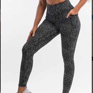 ECHT Essentia Pocket Leggings in Black Dot